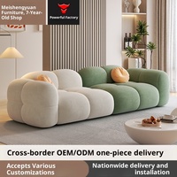 Canapé en tissu de couleur crème au design moderne, trois places droit avec double chaise longue, adapté pour s'allonger et se reposer, pour un usage domestique