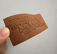 Patch logo de haute qualité, embossé et cousu sur des jeans authentiques avec des étiquettes en cuir personnalisées