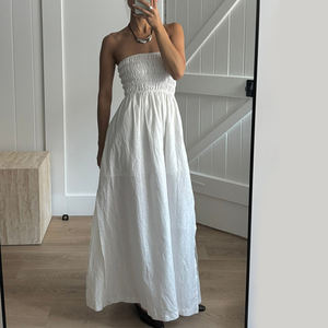 Robe longue plissée sans bretelles <span class=keywords><strong>en</strong></span> coton pour femme, taille haute, style tube, collection été 2026, idéale pour les vacances à la plage, fabrication OEM. - Product Image 1