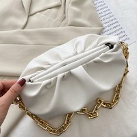Tas Selempang Kulit Vegan Elegan untuk Wanita dengan Tali Rantai Emas yang Dapat Dilepas untuk Gaya Serbaguna dari Siang hingga Malam