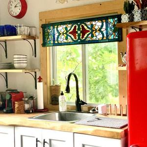 Magnifique panneau de fenêtre en verre Tiffany artisanal à motifs carrés et floraux, en verre taillé et coloré, à suspendre pour la décoration intérieure - Product Image 4