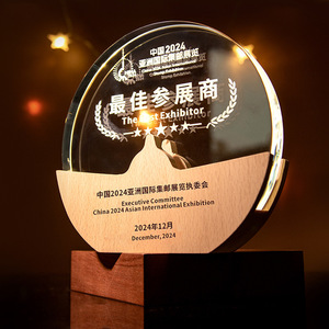 Trophée en cristal avec gravure laser personnalisée pour récompenses et cadeaux d'affaires, base en bois véritable durable - Product Image 2
