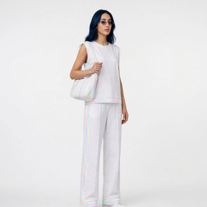 Ensemble de salon 2 pièces blanc pour femmes, haut sans manches à col rond et pantalon long, tenue sportive décontractée avec rayures irisées - Product Image 1