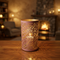 Porte-bougie cylindrique en fer rose au design artisanal avec motif de feuilles gravé pour la décoration de la maison