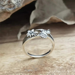 Anello Vintage con Colibrì e Fiore per Donne, Stile Argento Anticato, Gioiello Artistico Minimalista e Fresco, Regalo - Product Image 3