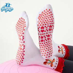 Calidad al por mayor <span class=keywords><strong>Gripper</strong></span> <span class=keywords><strong>Slipper</strong></span> Calcetines Precio de fábrica NO MOQ Jacquard <span class=keywords><strong>Grip</strong></span> Calcetines Ruffle Cuff White Pilates <span class=keywords><strong>Grip</strong></span> Calcetines personalizados - Product Image 3
