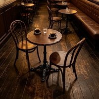 Meubles de bar vintage, table et chaises de bar en bois massif sculpté, ameublement de pub rétro couleur personnalisée