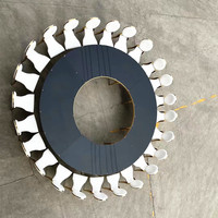 Grande table serpentine ronde élégamment conçue pour 24 personnes pour une table de mariage de fête à louer