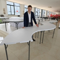 Table pliante d'extérieur en plastique HDPE 30" x 96" en forme de S avec structure métallique portable pour événements et services alimentaires