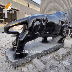 Scultura animale su misura della statua del toro di marmo nero naturale della decorazione esterna di grandi dimensioni - Product Image 2