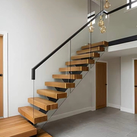 Escalier flottant de luxe avec poutre centrale en acier et garde-corps entièrement en verre pour duplex