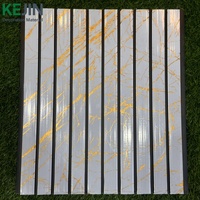 Panneau mural de plafond cannelé en PVC Design en PVC pour la décoration intérieure de la maison et du centre commercial Tuile de plafond en forme de bande