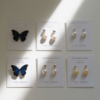 Cartes de présentation de bijoux et boîtes cadeaux pour boucles d'oreilles papillon délicates en perles, faites à la main, personnalisées, écologiques, avec design sur mesure