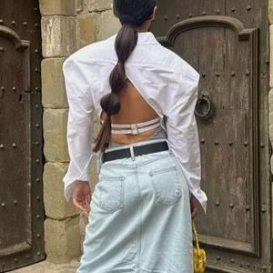 แฟชั่น 2025 เสื้อสตรีทแวร์เก๋ไก๋ เสื้อเปิดหลังผูกเชือก เซ็กซี่ ทรงบ็อกซี่ ติดกระดุม สีขาว ปกคอพับ  เสื้อผู้หญิงแบบเว้าลายฉลุ - Product Image 4