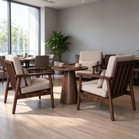 Ensemble table et fauteuils de café en bois rustique avec coussins et décoration murale en pierre pour cafés et salons chaleureux