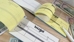 Carnet <span class=keywords><strong>de</strong></span> reçus autocopiants personnalisés en gros, lot <span class=keywords><strong>de</strong></span> 2 carnets <span class=keywords><strong>de</strong></span> reçus <span class=keywords><strong>de</strong></span> <span class=keywords><strong>paiement</strong></span> en papier offset pour les enregistrements financiers des commerces - Product Image 6