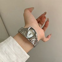 Reloj de Cuarzo OEM Y2K con Caja Triangular, Brazalete de Aleación con Patrón de Diamantes, Esfera Rosa con Efecto Rayos de Sol, para Mujer, con Logotipo Personalizado, MOQ 100