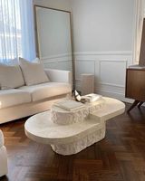 Table basse en travertin blanc italien moderne et personnalisable YUSHI avec structure en bois pour le salon
