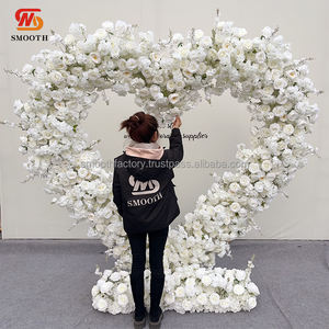 Arche florale en forme de cœur souple, faite à la main, avec roses blanches, pour allée de mariage en extérieur, idéale pour la Saint-Valentin - Product Image 4