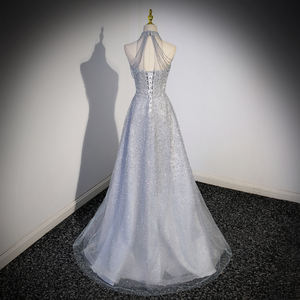 رداء طويل عالي الجودة فضي بدون أكمام عاري الكتفين مع قطار طويل مطرز بالخرز الكريستال رقبة رقبة رسمية للحفلات الموسيقية - Product Image 6