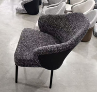 Chaise de salle à manger élégante et minimaliste avec accoudoirs, dossier rembourré et confortable, chaise de loisirs pour la maison, le restaurant, l'hôtel