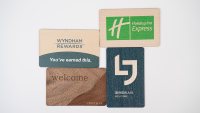 Etiqueta NFC de madera con diseño de reseñas de Google para control de acceso e interacción móvil