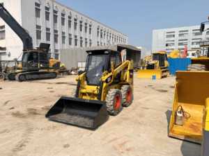Chargeuse compacte sur pneus CAT 226B d'occasion de qualité supérieure, mini-chargeuse compacte avec godet standard, idéale pour la construction et l'aménagement paysager - Product Image 2