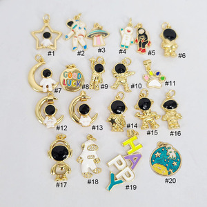จี้รูปนักบินอวกาศเคลือบทอง 18K รุ่น JS1634 สีดำขาว ทำจากทองเหลืองเคลือบเงา พร้อมจี้รูปนักบินอวกาศและจรวด - Product Image 6