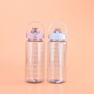 בקבוק שתייה מפלסטיק שקוף בנפח <span class=keywords><strong>2</strong></span> ליטר, רב פעמי, זול, עם קשית נפתחת, מעקב זמן, לוגו בהתאמה אישית, מתאים לקמפינג, ללא BPA, בטוח לשטיפה במדיח כלים - Product Image 3