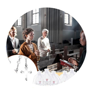 Chapelet de perles en bois parfumées de 6mm avec collier à aiguilles incurvées dans une boîte-cadeau-cadeau de baptême Sainte Marie, Saint Esprit et Saint Nino - Product Image 2