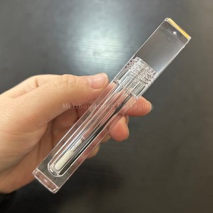 ISMAN - Tubo de Brillo Labial Cuadrado de 4.5 ml con Tapa Dorada, Envase Transparente para Brillo Labial, Botella con Aplicador Transparente y Logotipo Personalizado - Product Image 6