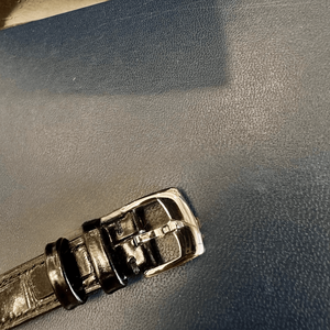 Montres analogiques élégantes à boîtier rond avec accents décoratifs mobiles, cadran à chiffres romains et bracelet en cuir, montres décontractées Chopards - Product Image 5