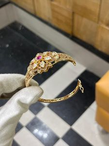 กำไลข้อมืออินเดียแบบคุณดัน โพลกี ชุบทอง ลายดอกไม้ ดีไซน์ดั้งเดิมสำหรับเจ้าสาว งานแต่งงาน เครื่องประดับเลียนแบบสำหรับผู้หญิง แฟชั่นทันสมัย ทำจากโลหะผสม - Product Image 2
