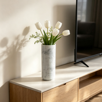 Vase cylindrique haut en résine, motif marbré minimaliste, artisanat, blanc et gris marbré, pour décoration de table.