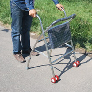 Déambulateur pliant à roulettes Jiaxin, cadre en aluminium de 3 kg avec support en tissu pour personnes âgées, utilisation en extérieur - Product Image 1
