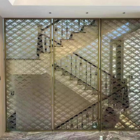 Art de la bouteille en acrylique moderne avec cadre en aluminium doré pour la décoration d'hôtels de luxe et d'espaces commerciaux