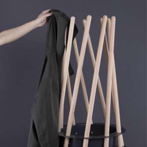 Perchero Moderno Minimalista de Madera y Metal con Base Redonda, Ecológico y Duradero para Uso en Interiores, Oficina, Escuela o Taller - Product Image 5