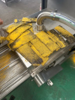 Machine entièrement automatique pour enrober les doigts de poulet, les bandes de poulet, la farine de pain, la poudre d'escalope, la machine à saupoudrer