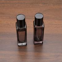 Vente en gros de flacons de parfum vaporisateurs rechargeables en verre rectangulaire noir de luxe de 30 ml, personnalisés OEM, avec bouchon à vis, pour cadeau