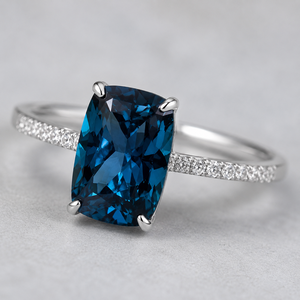 Anello Elegante con Design a Quattro Punte per Donne - Product Image 4