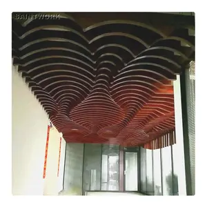 Holzfarbe 3D welliges Lichtbogen Metall Aluminium Streifen Deckenprofile Pop falsches Deckendesign für Hallen-Rezeption gewerbliches Gebäude