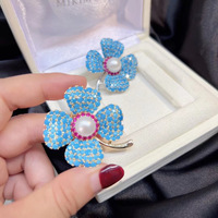 Bros Bunga Berdaun Empat Biru Turquoise, Pin Mutiara Delikat untuk Wanita, Hiasan Jas/Korset