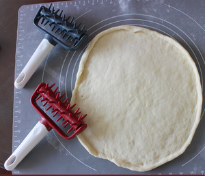 Perforador de Pizza de Calidad Premium, Rodillo de Acero Inoxidable para Perforar la Masa Uniformemente, Base de Pizza Consistente, Resultados Óptimos - Product Image 1