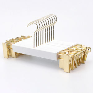 Perchas de <span class=keywords><strong>madera</strong></span> negras personalizadas con LOGO, gancho cuadrado dorado, para pantalones, camisas, con barras blancas estables para ropa de armario - Product Image 5