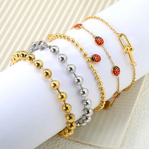 Bracelet à breloques Coccinelles en acier inoxydable plaqué or 18 carats avec fermoir fer à cheval et chaîne à perles rondes pour femme - Vente en gros - Product Image 1