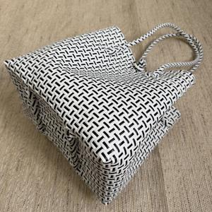 Nouveau design de sacs à main noirs et blancs, sacs tissés faits à la main pour femmes, matériau plastique recyclé de qualité supérieure, tissage recyclé d'Indonésie - Product Image 6