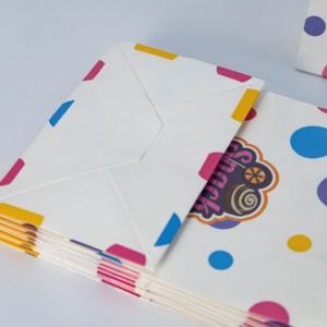 Sac en papier kraft brun avec poignées, personnalisé avec logo, recyclé, pour la vente à emporter de nourriture, les courses et l'emballage alimentaire des restaurants - Product Image 6