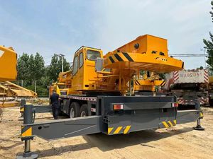 Grúa de Camión de Servicio Pesado de 30 Toneladas con Pluma de 5 Secciones de 42 m y Altura de Elevación de 46 m para Proyectos de Construcción e Infraestructura - Product Image 3