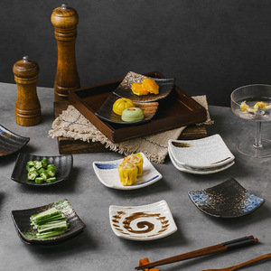 Assiette en céramique carrée à pied incliné Plat à sauce sushi Vaisselle japonaise Plateaux de nourriture pour snacks Articles de <span class=keywords><strong>table</strong></span> d'assaisonnement pour la cuisine - Product Image 1