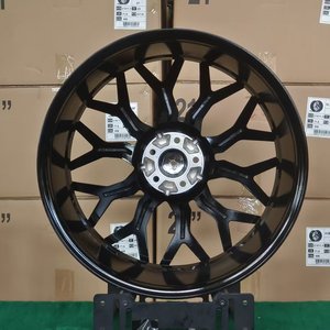 Xinlin 18 20 pouces ET50 pour <span class=keywords><strong>Ford</strong></span> <span class=keywords><strong>Transit</strong></span> 8J Flow Forming PCD 5X160 Haute charge 1250 kg Vente chaude au Royaume-Uni Roue de voiture de tourisme noire - Product Image 5